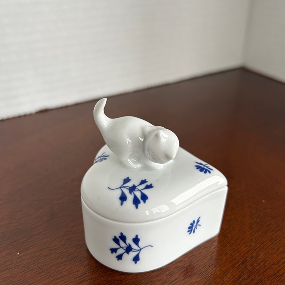 HEREND Porcelain Heart Trinket Box Blue White Floral with Cat Kitten Finial - Picture 2 of 14